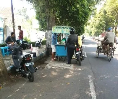 Kreatif, Warga Lumajang Jual Sari Tebu Dengan Mesin Tradisional